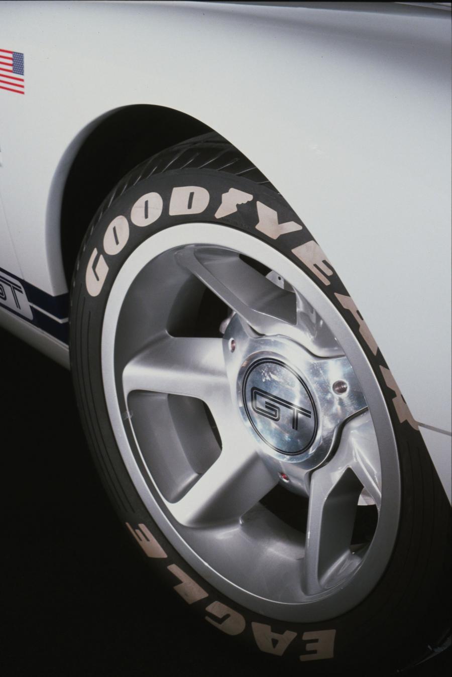 Колеса Ford GT40 Concept 2002 года  (фото 83 из 102)